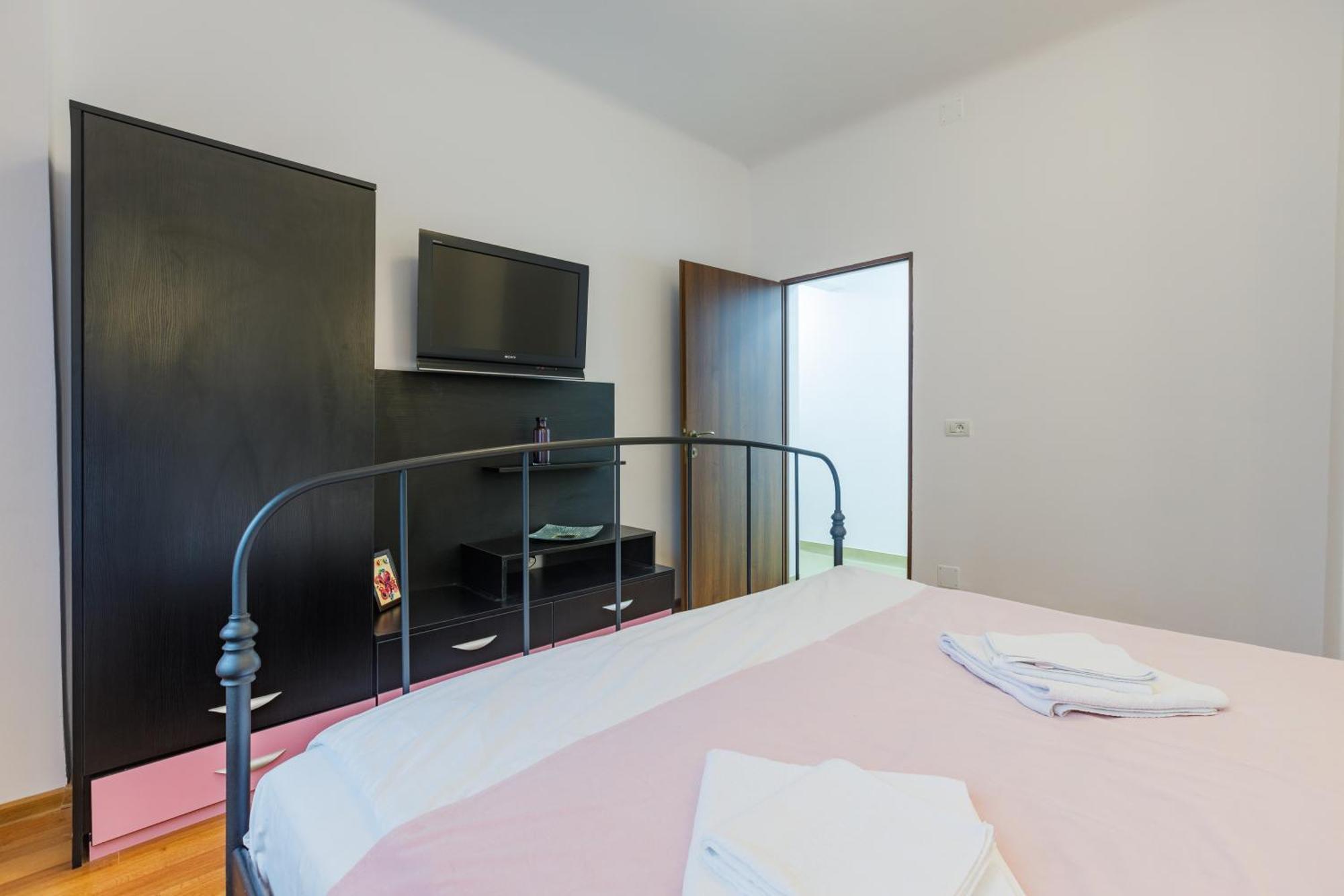 Modern Apartment *